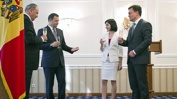 Maia Sandu și Dorin Recean la ceremonia de învestire în funcții de miniștri în prezența premierului Vlad Filat și președintelui Nicolae Timofti - Sputnik Moldova-România