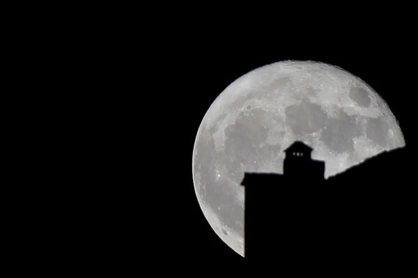 Ronda, un vechi oraș spaniol, se scaldă în lumina Lunii. - Sputnik Moldova-România