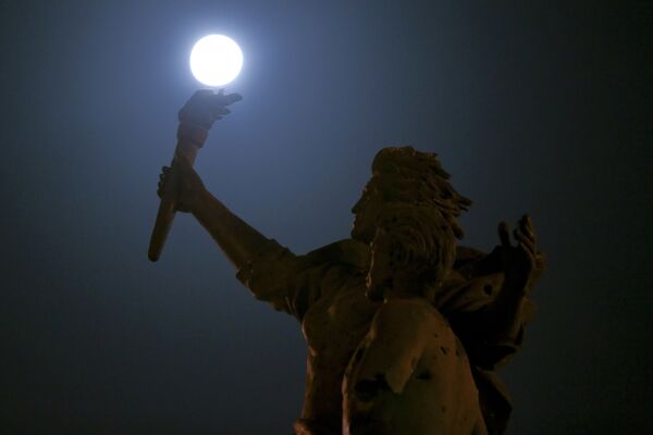Luna plină se ridică deasupra Statuii Mucenicii realizată de sculptorul italian Marino Mazzacurati, instalată în Piața Martirilor din centrul Beirutului, Liban. - Sputnik Moldova-România