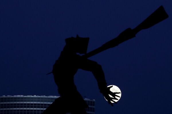 Luna și statuia dedicată victimelor de la Hatân, New Jersey, SUA. - Sputnik Moldova-România