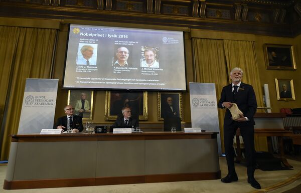 Американцы Джон Майкл Костерлиц, Дэвид Тулесс и британец Дункан Хэлдейн получили Нобелевскую премию по физике за изучение странных форм материи. Американцы Джон Майкл Костерлиц, Дэвид Тулесс и британец Дункан Хэлдейн получили Нобелевскую премию по физике за изучение странных форм материи. - Sputnik Молдова