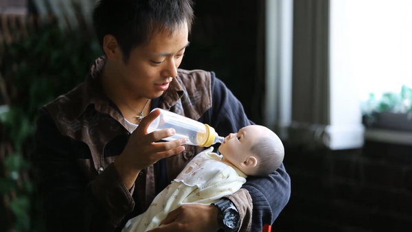 Курс молодого отца, или Как японские мужчины учатся ухаживать за младенцами - Sputnik Молдова