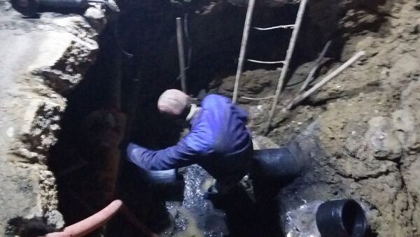 Muncitorii de la Apă Canal au săpat o groapă în strada Columna din Chișinău pentru a repara o conductă de apă - Sputnik Moldova