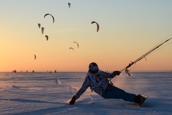 Sportivă în timpul cursei la disciplina snowboarding în cadrul cupei Siberiei la kiting de iarnă, pe gheața lacului hidrocentralei din Novosibirsk - Sputnik Moldova
