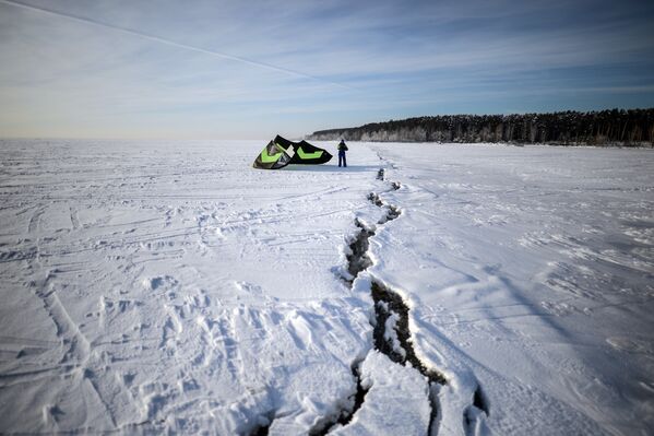 Sportivi înainte de startul cursei de snowboarding în cadrul cupei Siberiei la kiting de iarnă, pe gheața lacului hidrocentralei din Novosibirsk - Sputnik Moldova