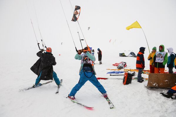 Sportivi în timpul cursei de snowboarding în cadrul cupei Siberiei la kiting de iarnă, pe gheața lacului hidrocentralei din Novosibirsk - Sputnik Moldova