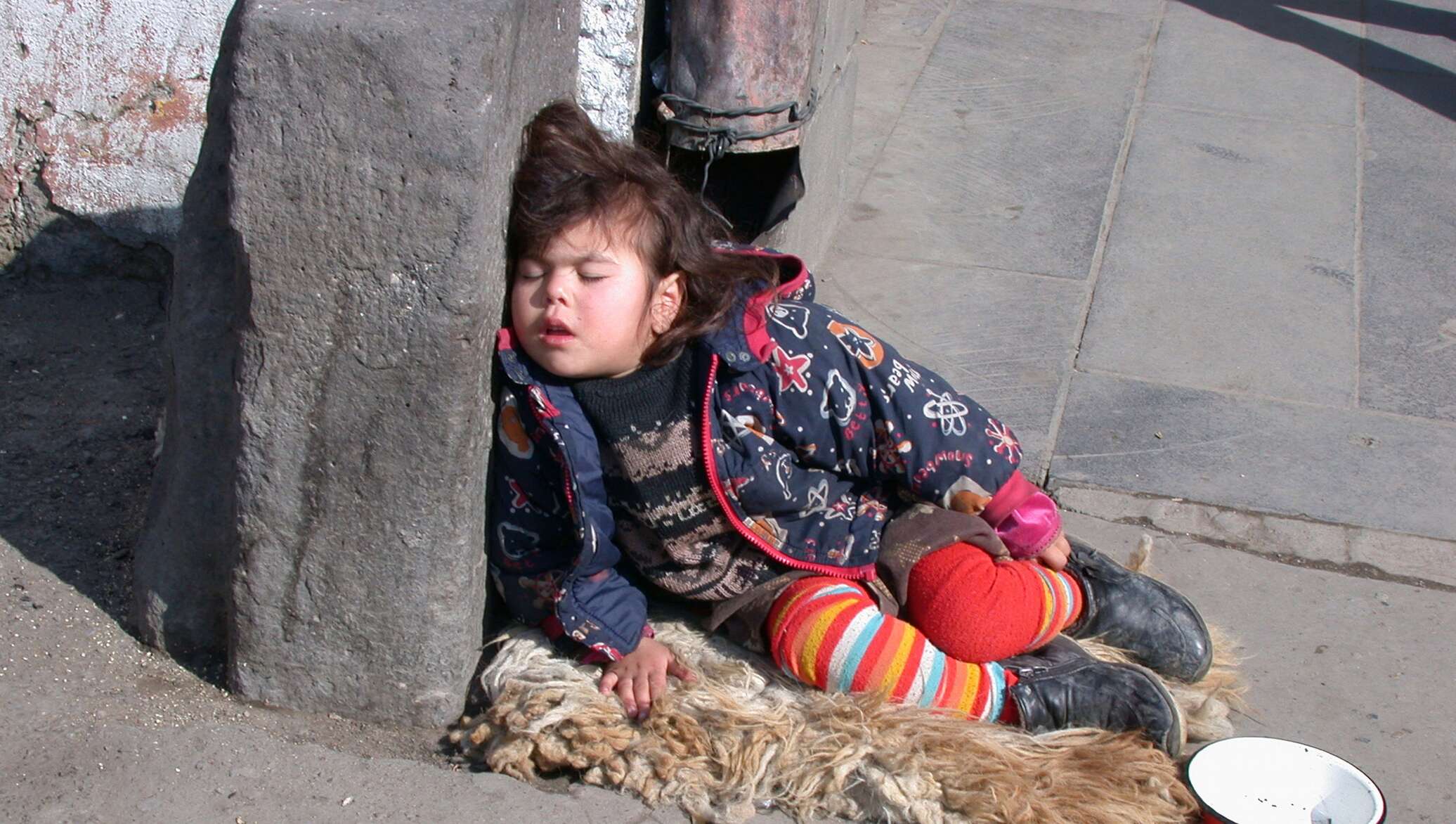 Бездомные дети в России на улице