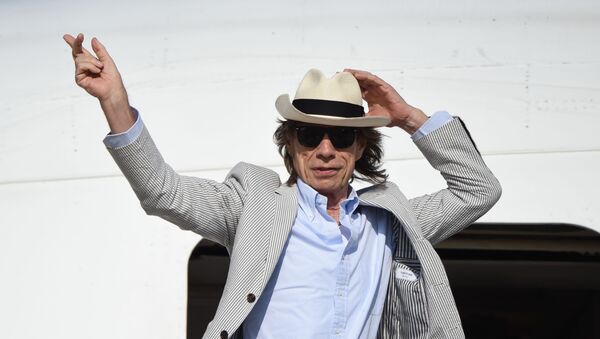 Солист группы The Rolling Stones Мик Джаггер выходит из самолета - Sputnik Молдова