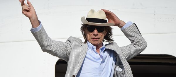 Солист группы The Rolling Stones Мик Джаггер выходит из самолета Солист группы The Rolling Stones Мик Джаггер выходит из самолета - Sputnik Молдова
