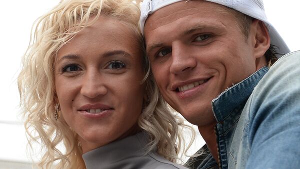Футболист Дмитрий Тарасов с супругой Ольгой Бузовой - Sputnik Молдова