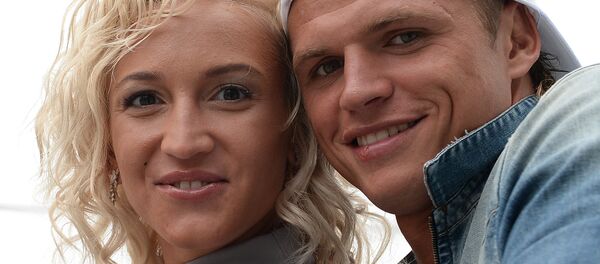 Футболист Дмитрий Тарасов с супругой Ольгой Бузовой - Sputnik Молдова