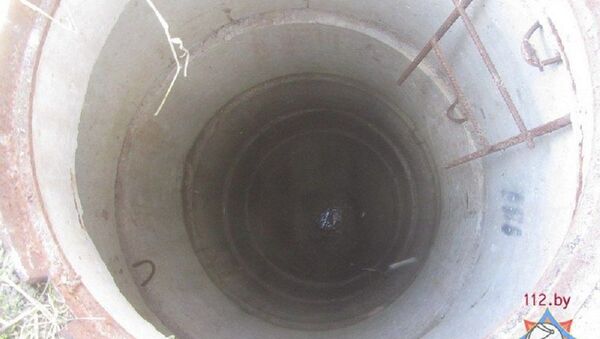 Открытый канализационный колодец в Гродно - Sputnik Молдова