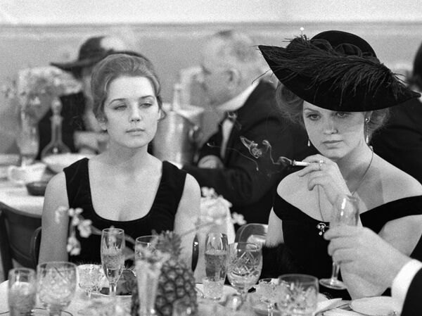 Светлана Пенкина, Ирина Алферова в фильме Хождение по мукам Светлана Пенкина, Ирина Алферова в фильме Хождение по мукам - Sputnik Молдова