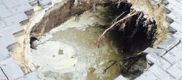 Groapă în Chișinău formată chiar sub roțile unui automobil - Sputnik Moldova