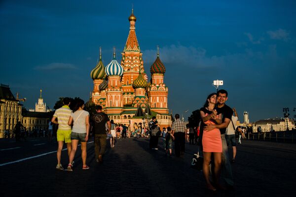 City residents and guests on Moscow's Red Square. Background: Saint Basil's Cathedral City residents and guests on Moscow's Red Square. Background: Saint Basil's Cathedral - Sputnik Moldova-România