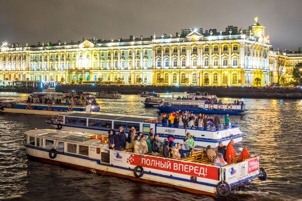 River ferries during the raising of the Palace Bridge in St. Petersburg River ferries during the raising of the Palace Bridge in St. Petersburg - Sputnik Moldova-România