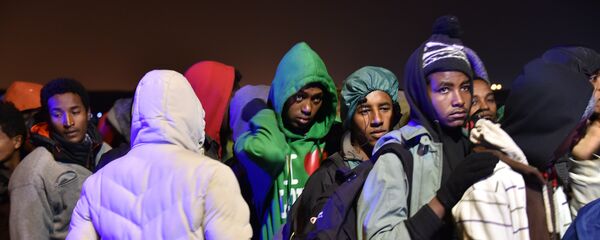 Архивное фото эвакуации лагеря мигрантов в Кале, Франция - Sputnik Moldova-România