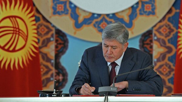 Архивное фото президента КР Алмазбека Атамбаева - Sputnik Молдова