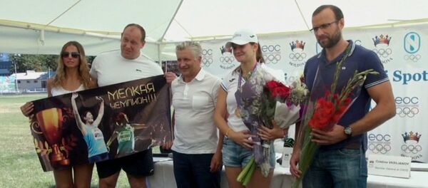 Дискоболка Александа Емильянова с тренером, отцом Иваном и главой НОК Николаем Журавским Дискоболка Александа Емильянова с тренером, отцом Иваном и главой НОК Николаем Журавским - Sputnik Moldova