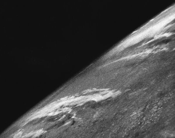 Prima fotografie a Pământului, făcută din Spațiu la 24 octombrie 1964 - Sputnik Moldova-România