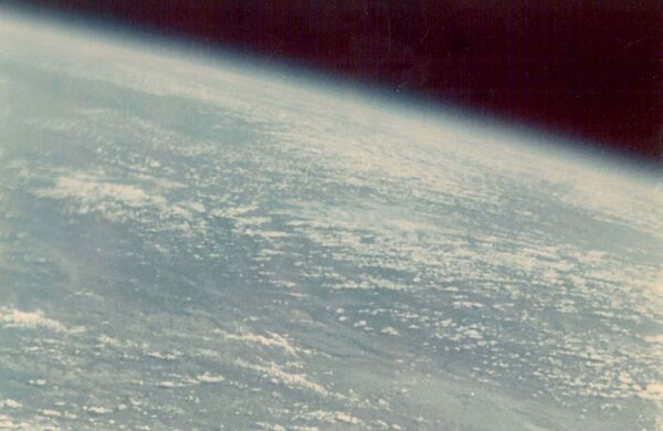Prima fotografie a Pământului, făcută de om - cosmonautul Gherman Titov în anul 1961 - Sputnik Moldova-România