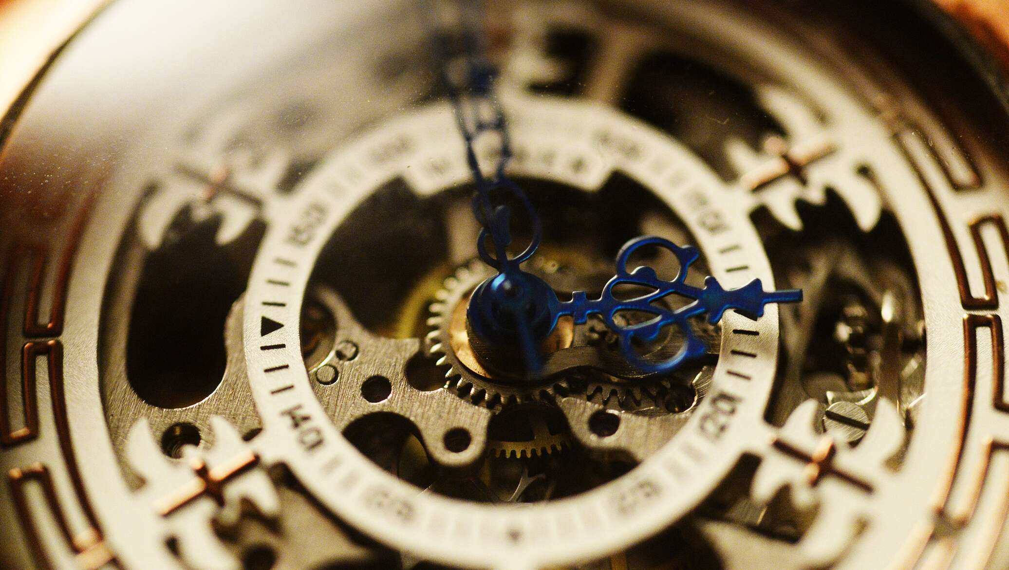 Сдать часы обратно. Самые точные часы в мире. Задний план в часах. Свет за часами. Часы экспорт.