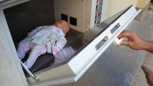 Специальный контейнер, в который женщины могут анонимно оставлять нежеланных новорожденных детей. - Sputnik Молдова