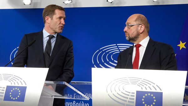Wallonia's socialist government head Paul Magnette (L) and European Parliament President Martin Schulz hold a joint press conference after their meeting regarding CETA (EU-Canada Comprehensive Economic and Trade Agreement) at the European Parliament in Brussels on October 22, 2016 - Sputnik Moldova-România