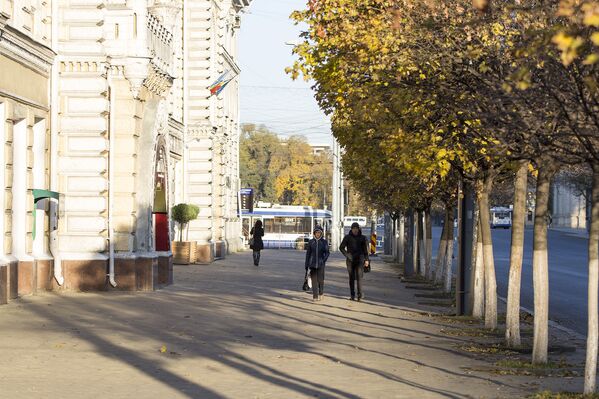 В воскресенье улицы Кишинева были практически пусты. Но не потому, что наступил выходной день. - Sputnik Молдова