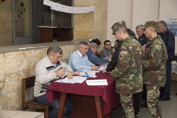 Militari la alegerile prezidențiale din 2016, turul doi - Sputnik Moldova