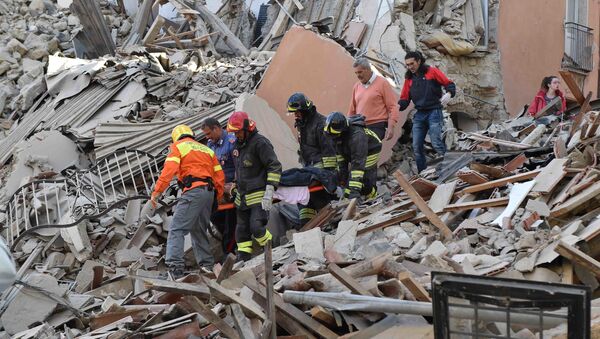 Сотрудники спасательных служб извлекают из-под завалов людей, пострадавших в результате землетрясения - Sputnik Moldova