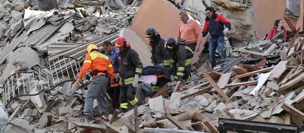 Сотрудники спасательных служб извлекают из-под завалов людей, пострадавших в результате землетрясения - Sputnik Moldova