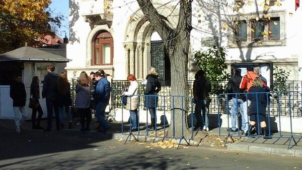Coadă la secția de votare la Ambasada RM din București - Sputnik Moldova-România