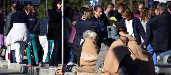 People evacuated from an hospital are covered with blankets following a quake in Rieti, Italy, October 30, 2016. People evacuated from an hospital are covered with blankets following a quake in Rieti, Italy, October 30, 2016. - Sputnik Молдова