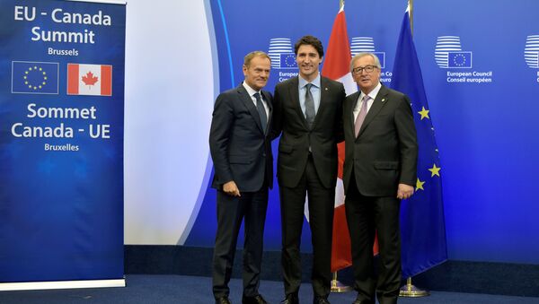 Canada's Prime Minister Justin Trudeau poses with European Council President Donald Tusk (L) and European Commission President Jean-Claude Juncker (R) before signing the Comprehensive Economic and Trade Agreement (CETA) at the European Council in Brussels, Belgium, October 30, 2016. - Sputnik Moldova-România