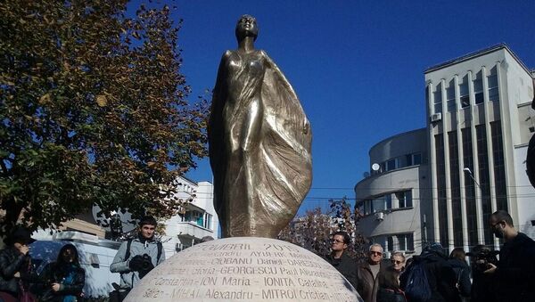 Monument edificat în memoria tinerilor care și-au pierdut viața din cauza incendiului din clubul „Colectiv” de la București - Sputnik Moldova