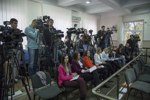 Журналисты в зале заседаний Центральной избирательной комиссии в этот день буквально дежурят. - Sputnik Молдова
