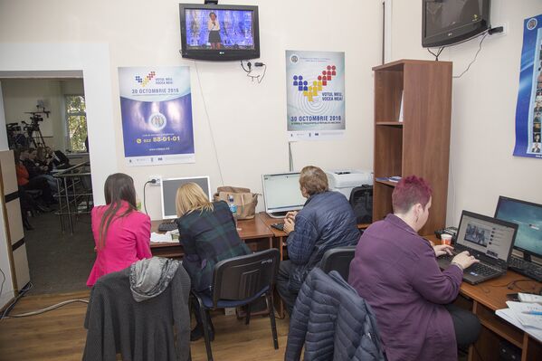 Коллеги готовятся к очередному выходу членов ЦИК. - Sputnik Молдова