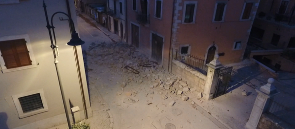 Разрушенные здания и пустынные улицы – последствия землетрясения в Италии - Sputnik Молдова