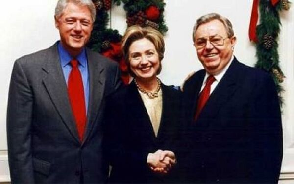 George Constantin Păunescu împreună cu soții Clinton George Constantin Păunescu împreună cu soții Clinton - Sputnik Moldova-România