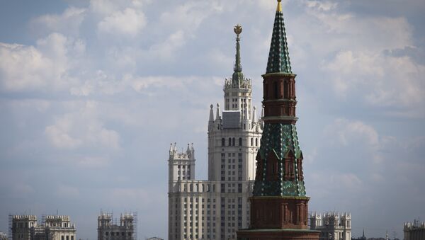 A picture taken in Moscow on May 6, 2016 shows a tower in the Kremlin complex - Sputnik Moldova-România