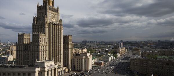 Cars drive past the Russian Foreign Ministry building in Moscow on May 5, 2016 - Sputnik Молдова