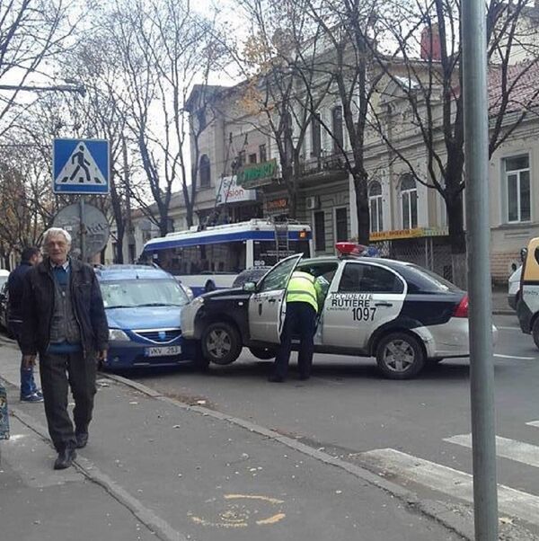 Accident cu implicarea unei mașini a poliției Accident cu implicarea unei mașini a poliției - Sputnik Moldova-România
