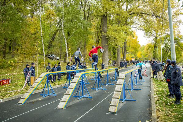 Zona cu obstacole este prima etapă a competiției. - Sputnik Moldova
