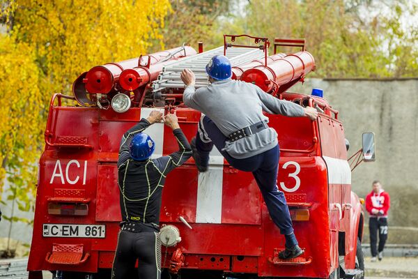 Salvarea oamenilor este datoria pompierilor - Sputnik Moldova