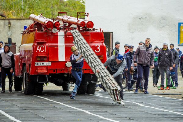 Чтобы действовать на высоком уровне, пожарные тоже проходят подготовку и проводят соревнования - Sputnik Молдова