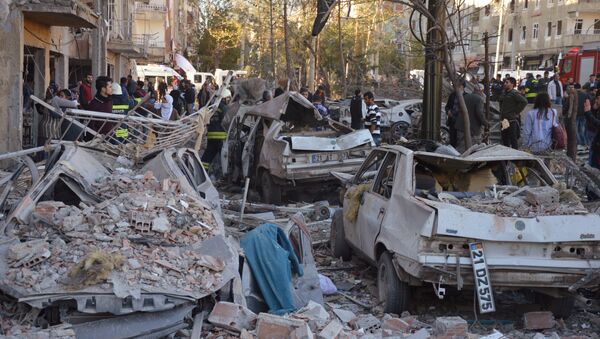 Damaged cars are seen on a street after a blast in Diyarbakir, Turkey, November 4, 2016. - Sputnik Moldova-România