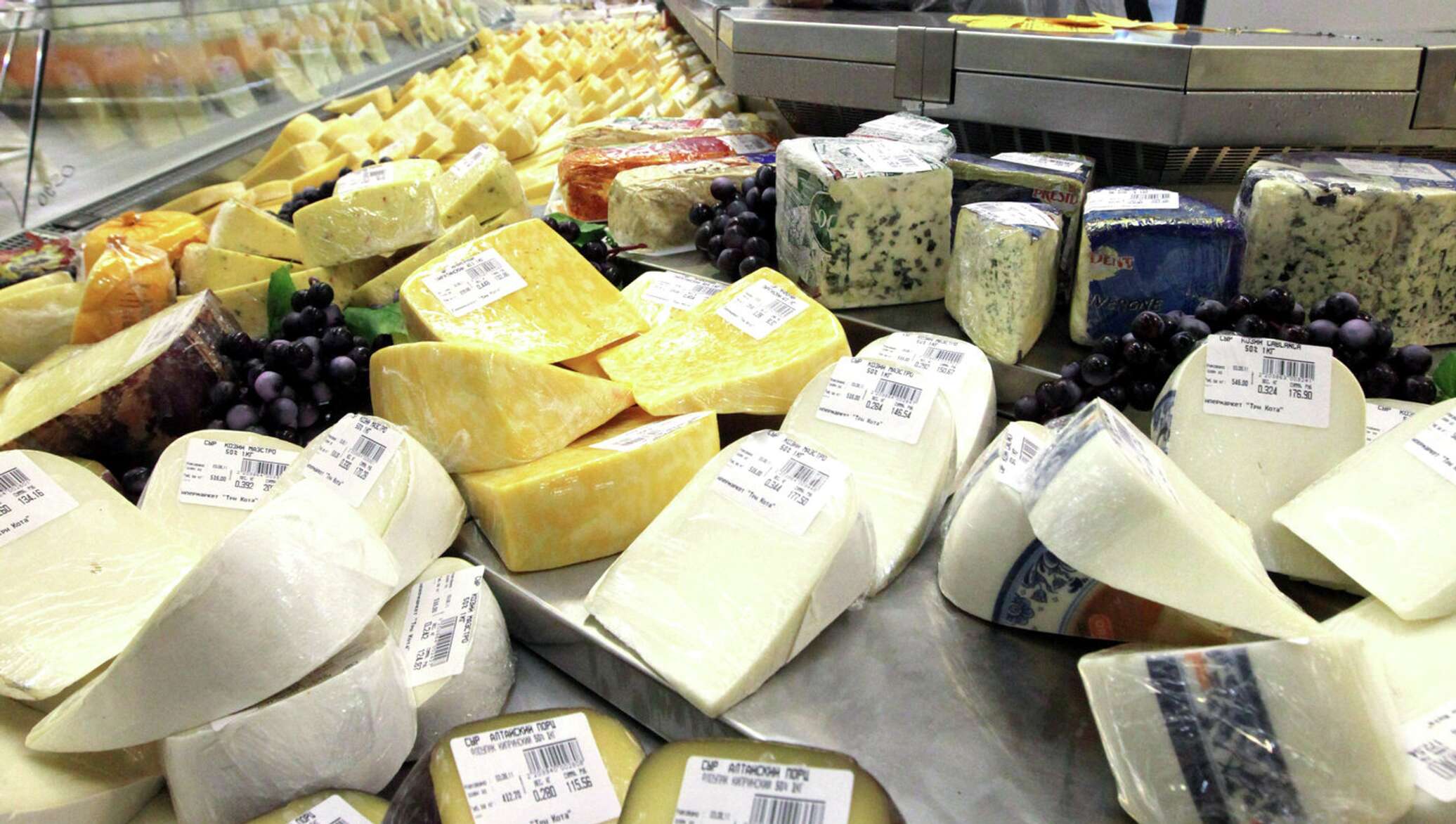 Можно есть просроченный сыр. Сыр Молдавия. Молдавский сыр. Сырки в Приднестровье. Просроченные продукты в магазинах Молдова.