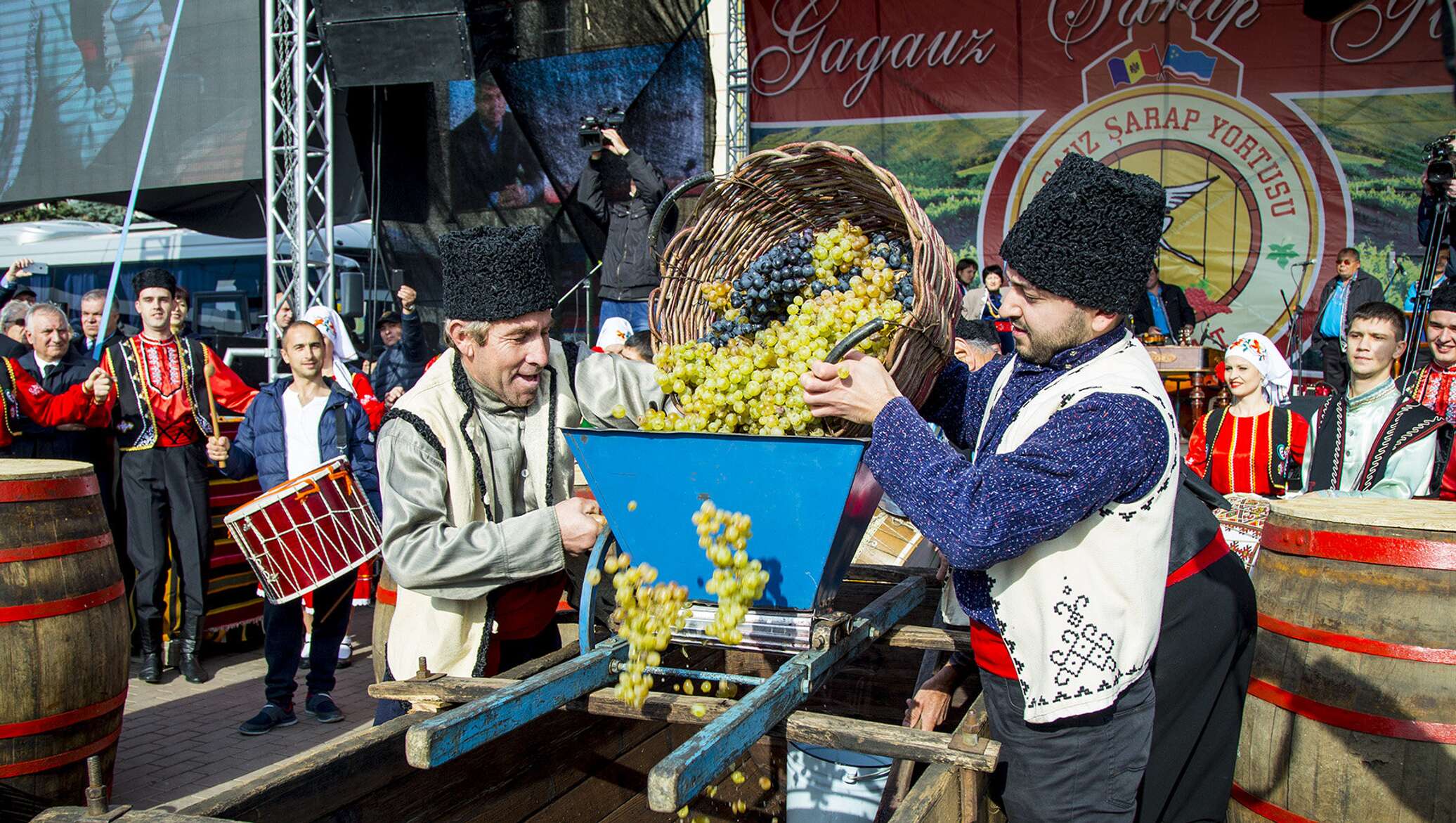 Товар молдова. День вина в Гагаузии в Молдове. Национальный день вина Молдавии. Молдавия праздник виноделия. Гагаузия фестиваль вина.