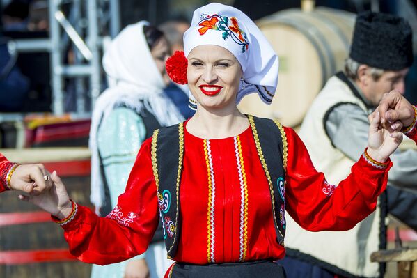 Девушка в национальном костюме. - Sputnik Молдова